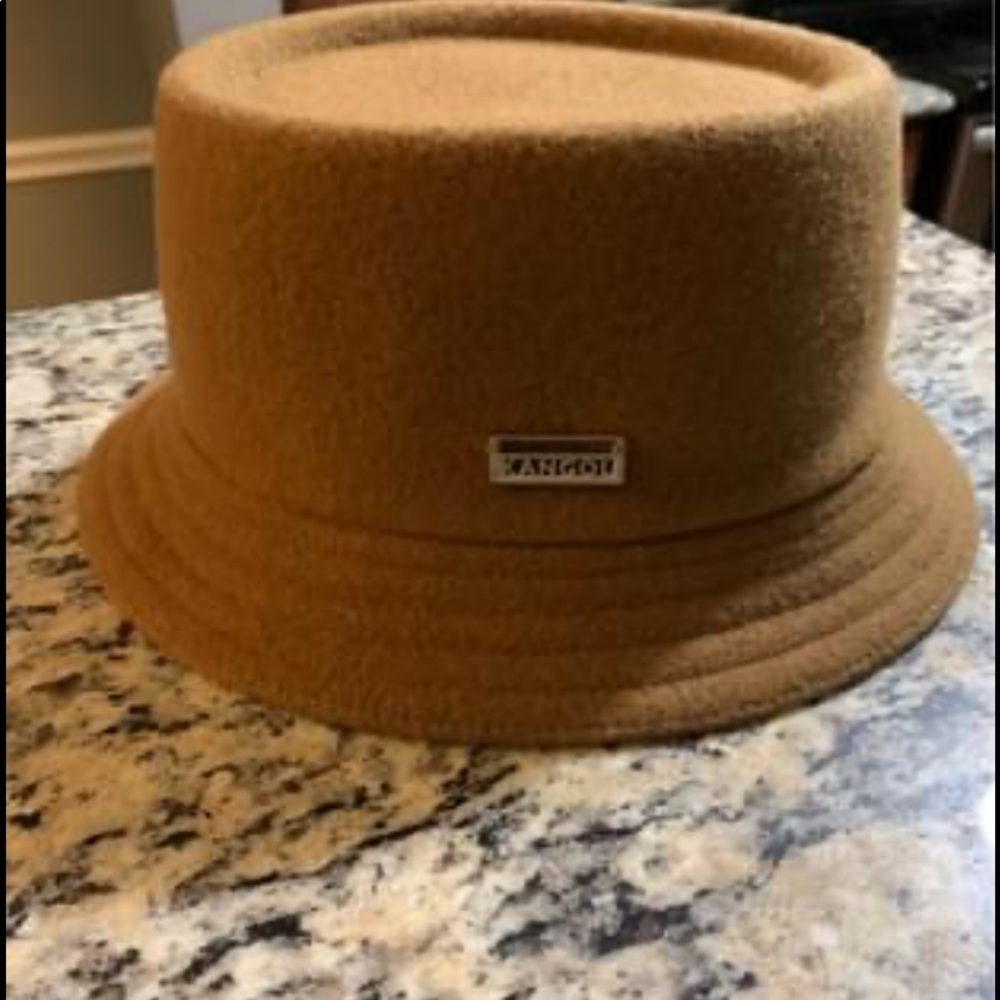 Authentic Kangol like new. Only work once in excellent condition.